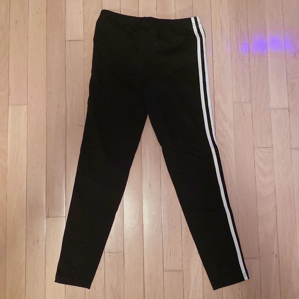 Leggings with white stripe
